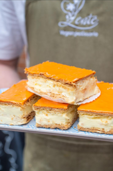 Lente Vegan Oranje Tompouce p/stuk Let op: alleen afhalen op maandag 27 april 11:00 - 17:00 uur