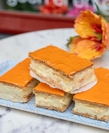 Lente Vegan Oranje Tompouce p/stuk Let op: alleen afhalen op maandag 27 april 11:00 - 17:00 uur